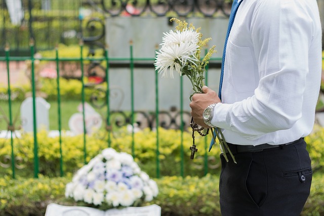 5 gestes pour rendre un dernier hommage à un défunt 