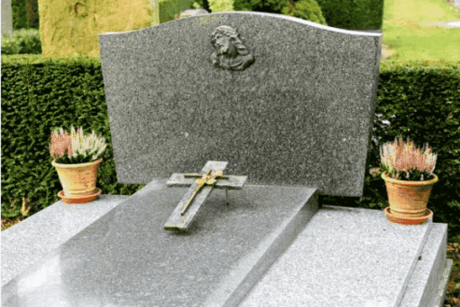 Hommage à un proche décédé : pourquoi et comment personnaliser sa tombe ?