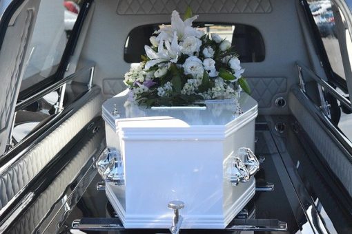 Organiser un enterrement un dimanche : quelles sont les démarches à faire ?