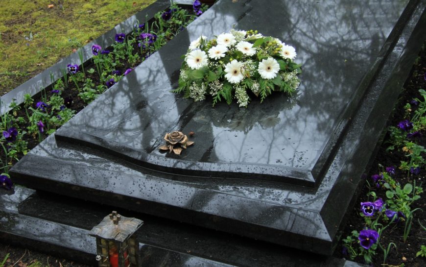 Comment choisir le monument funéraire adapté ?