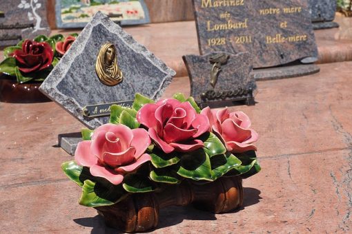 Quel budget prévoir pour personnaliser une plaque funéraire ?