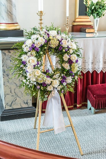 Enterrement : comment choisir une couronne de fleurs ?