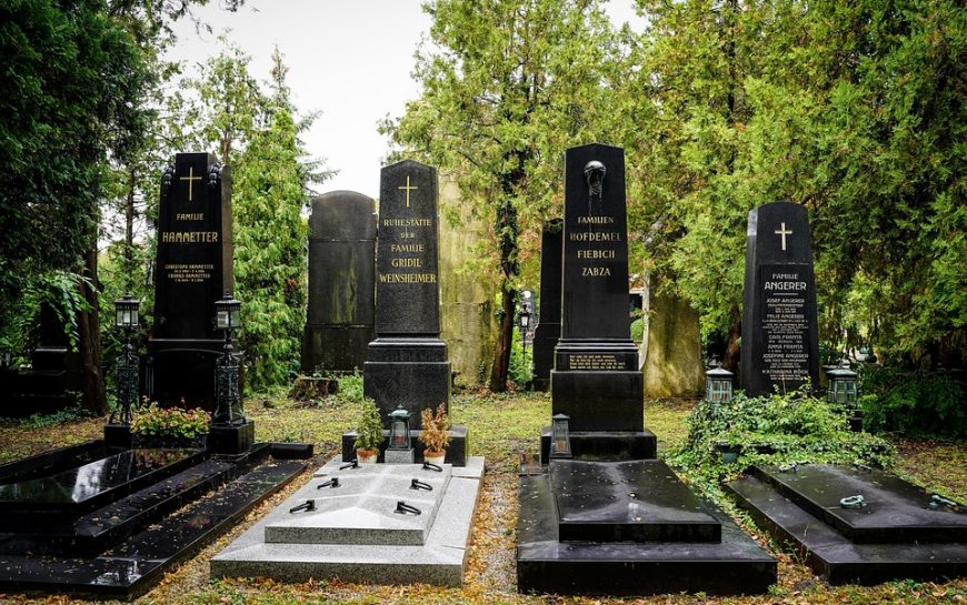 Les plaques funéraires en marbre blanc : pour mieux honorer la mémoire de vos êtres chers