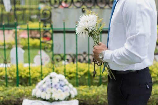 Comment les coûts des funérailles peuvent-ils varier selon la région ou le pays ?