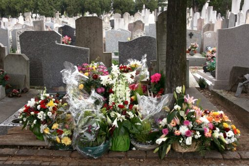 Enterrement et héritage : comment honorer la mémoire d’une personne décédée ?