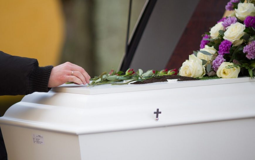 Comment rendre hommage de manière unique avec des œuvres intégrées dans une urne ?