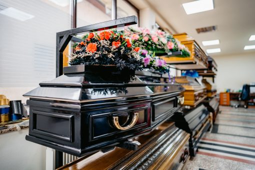 Guide d’achat de cercueils : options et critères à considérer pour un choix éclairé