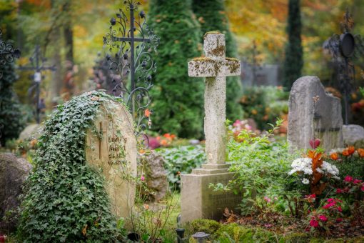 Nettoyage des pierres tombales : conseils pour redonner de l’éclat aux sépultures