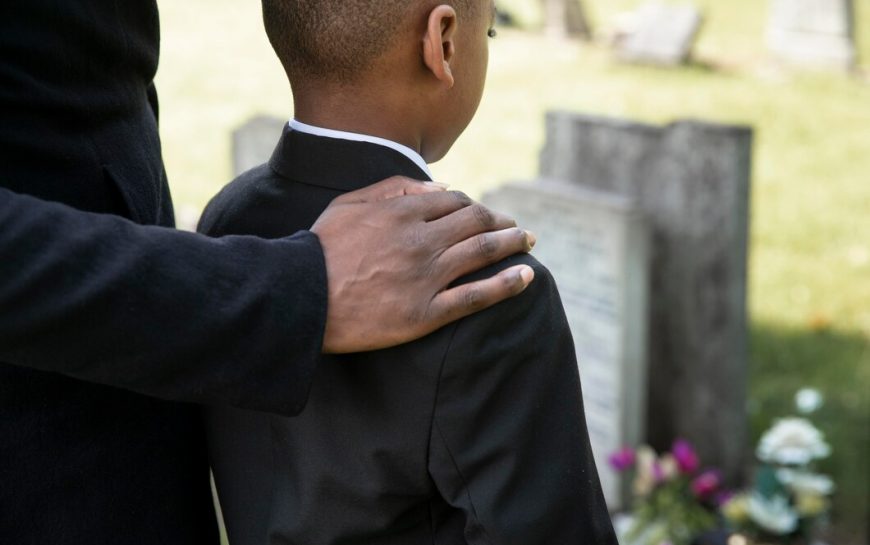 Pourquoi est-il important de rendre hommage à un défunt ?