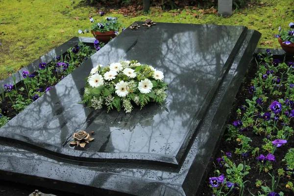 Fabriquer un monument funéraire sur mesure : guide pour honorer vos proches
